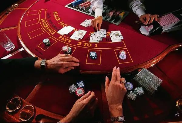 Antarmuka aplikasi mobile bbo 303 menampilkan permainan slot Aviator dan pilihan kasino langsung